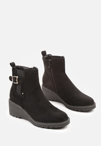Born2be - Czarne Botki na Koturnie Ozdobione Paskiem z Klamrą Apanella. Okazja: na co dzień. Zapięcie: klamry. Kolor: czarny. Materiał: jeans. Wzór: aplikacja. Obcas: na koturnie. Styl: elegancki, casual #7