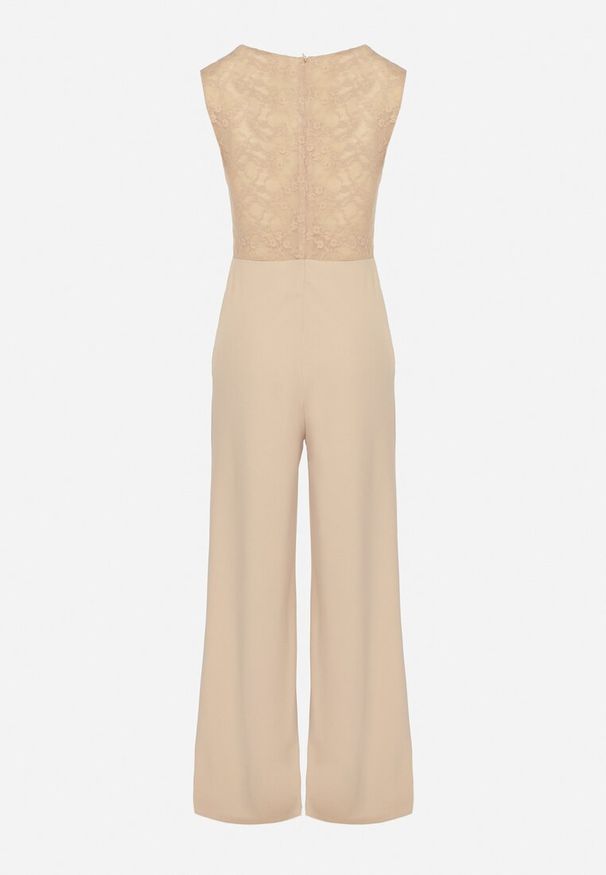 Born2be - Jasnobeżowy Kombinezon bez Rękawów z Metaliczną Ozdobą i Prostymi Nogawkami Karivalle. Okazja: na co dzień. Kolor: beżowy. Długość rękawa: bez rękawów. Wzór: aplikacja. Styl: elegancki, casual, klasyczny