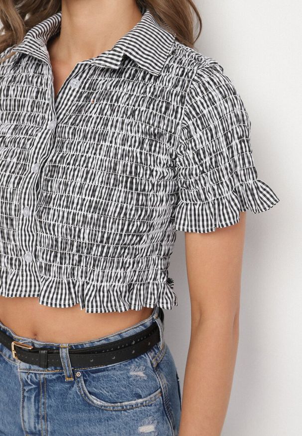 Born2be - Czarna Elastyczna Koszula w Kratkę Vichy o Krótkim Kroju Sovzeri. Okazja: na co dzień. Kolor: czarny. Materiał: jeans, materiał. Długość: krótkie. Wzór: kratka. Styl: casual, klasyczny