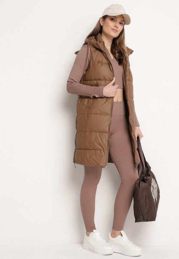 Born2be - Brązowa Pikowana Kamizelka z Kapturem i Obustronnym Suwakiem Trilasa. Typ kołnierza: kaptur. Kolor: brązowy. Styl: elegancki