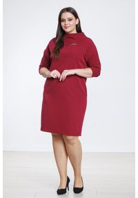 Moda Size Plus Iwanek - Bordowa sukienka Wendy z broszką XXL OVERSIZE PLUS SIZE. Okazja: do pracy. Kolekcja: plus size. Kolor: czerwony. Materiał: poliester, wiskoza, materiał. Wzór: kropki. Typ sukienki: oversize, dla puszystych. Styl: klasyczny, elegancki. Długość: midi #1