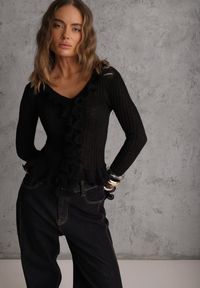 Renee - Czarna Bluzka z Wiskozą w Prążki z Falbanami Chionolis. Okazja: na co dzień. Kolor: czarny. Materiał: wiskoza. Wzór: prążki. Styl: casual #6