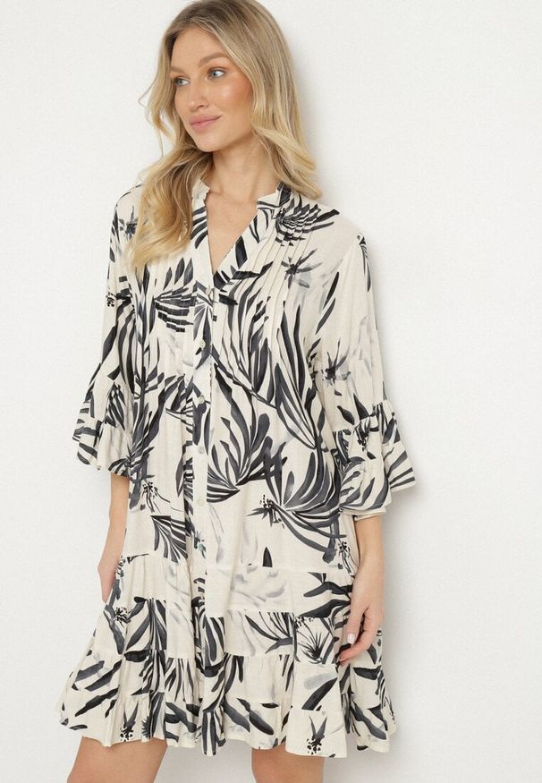 Born2be - Ciemnoszara Sukienka z Wiskozy o Rozkloszowanym Kroju z Falbanami w Roślinny Wzór Ridiara. Okazja: na imprezę, na co dzień. Typ kołnierza: dekolt w serek. Kolor: szary. Materiał: wiskoza. Typ sukienki: rozkloszowane. Styl: klasyczny, casual, elegancki