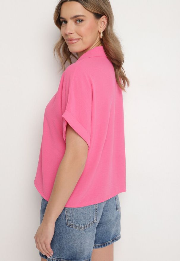 Born2be - Fuksjowa Koszula z Krótkim Rękawem Natenna. Okazja: na spotkanie biznesowe, na co dzień. Typ kołnierza: kołnierzyk klasyczny. Kolor: różowy. Materiał: jeans. Długość rękawa: krótki rękaw. Długość: krótkie. Sezon: lato. Styl: elegancki, casual, klasyczny, biznesowy