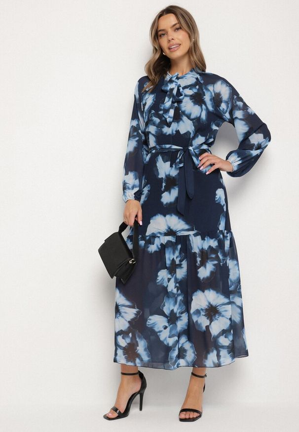 Born2be - Granatowa Pudełkowa Sukienka w Kwiaty z Paskiem Nifle. Okazja: na co dzień. Kolor: niebieski. Materiał: skóra. Wzór: kwiaty. Styl: casual, elegancki