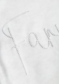 Born2be - Biały Bawełniany T-shirt Oversize z Haftowanym Napisem z Cekinami Aewai. Okazja: na co dzień. Kolor: biały. Materiał: bawełna. Wzór: haft, napisy. Styl: casual, elegancki #3