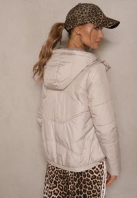 Renee - Beżowa Kurtka z Pikowanymi Przeszyciami i Kapturem Zdobiona Sznurkami Evivienne. Okazja: na co dzień, na spacer. Kolor: beżowy. Materiał: jeans, poliester, dzianina. Wzór: aplikacja. Styl: klasyczny, casual