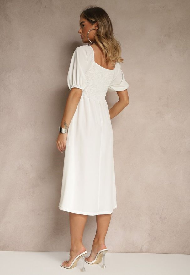 Renee - Biała Sukienka o Rozkloszowanym Kroju Ozdobiona Bufiastymi Rękawami Kolalira. Okazja: na spacer, na co dzień, na imprezę. Typ kołnierza: dekolt kwadratowy. Kolor: biały. Wzór: aplikacja. Sezon: lato. Styl: casual, elegancki