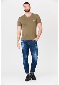 Guess - GUESS Khaki t-shirt męski w serek z elastanem. Typ kołnierza: dekolt w serek. Kolor: zielony. Materiał: elastan. Wzór: aplikacja #4