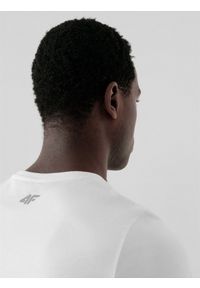 4f - Longsleeve regular gładki męski. Okazja: na co dzień. Kolor: biały. Materiał: materiał. Długość rękawa: długi rękaw. Wzór: gładki. Styl: casual #2