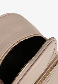 Renee - Ciemnobeżowy Plecak Ozdobiony Suwakami z Odpinanymi Paskami z Regulacją Nelmira. Kolor: beżowy. Materiał: jeans. Wzór: aplikacja. Styl: wizytowy, elegancki, casual