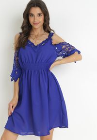 Born2be - Granatowa Sukienka Mini Hiszpanka na Ramiączkach z Koronkowymi Rękawami i Gumką w Pasie Giovati. Okazja: na co dzień. Typ kołnierza: dekolt hiszpanka. Kolor: niebieski. Materiał: koronka. Długość rękawa: na ramiączkach. Styl: casual. Długość: mini #4
