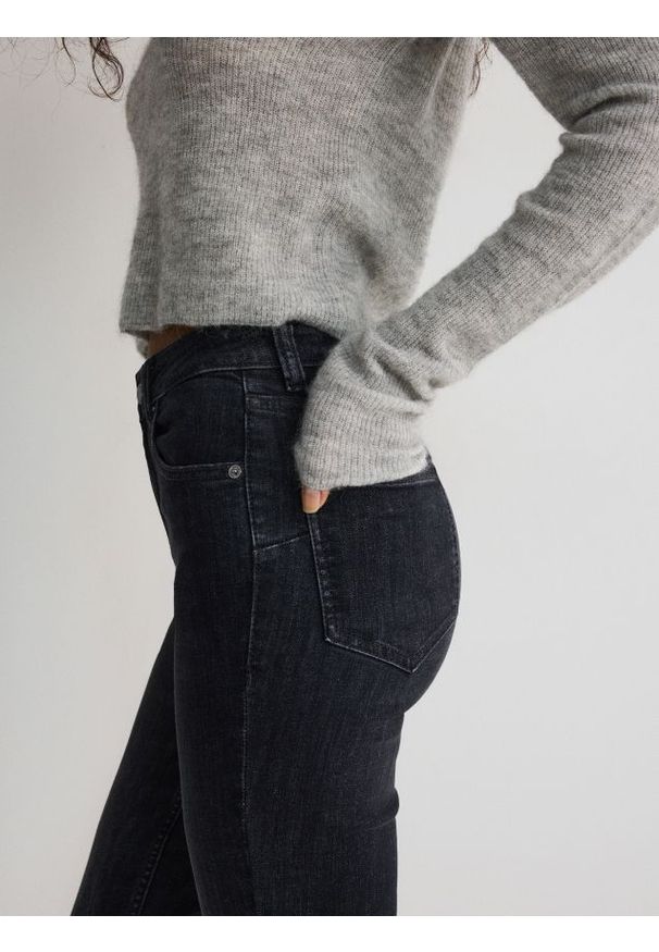 Reserved - Jeansy typu sculpt - czarny. Stan: obniżony. Kolor: czarny