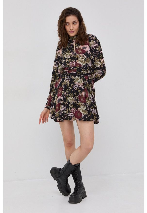 Vero Moda Sukienka kolor czarny mini rozkloszowana. Typ kołnierza: kołnierzyk stójkowy. Kolor: czarny. Materiał: poliester, tkanina. Długość rękawa: długi rękaw. Typ sukienki: rozkloszowane. Długość: mini