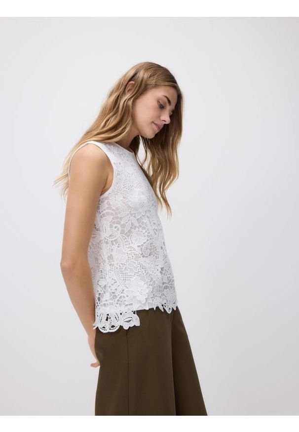 Reserved - Ażurowa bluzka - biały. Kolor: biały. Materiał: dzianina. Wzór: ażurowy