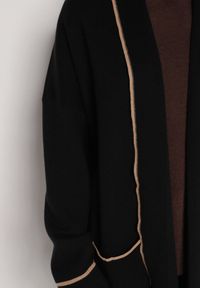 Born2be - Czarny Długi Niezapinany Kardigan Ozdobiony Lamówką Veritusa. Okazja: na co dzień. Kolor: czarny. Materiał: jeans. Długość: długie. Wzór: aplikacja. Styl: klasyczny, casual #3