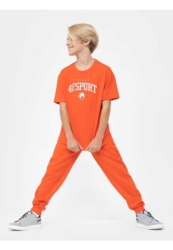 4f - Spodnie dresowe joggery chłopięce. Okazja: na co dzień. Kolor: pomarańczowy. Materiał: dresówka. Styl: casual