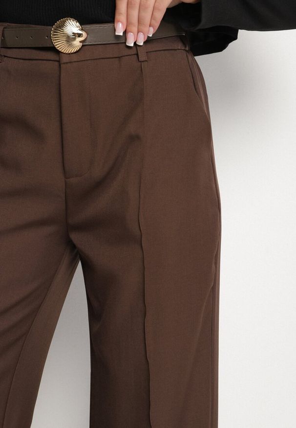 Born2be - Brązowe Garniturowe Spodnie o Szerokim Kroju z Paskiem ze Sprzączką Muszelką Saliavia. Okazja: na co dzień. Kolor: brązowy. Styl: klasyczny, casual, elegancki