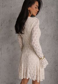 Renee - Beżowa Sukienka z Koronki Ozdobiona Rozkloszowanymi Rękawami Cinalata. Kolor: beżowy. Materiał: koronka. Wzór: aplikacja, koronka. Typ sukienki: rozkloszowane. Styl: elegancki, klasyczny #3