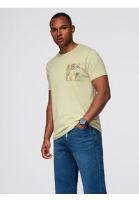 Ombre Clothing - Męski t-shirt bawełniany z printowaną kieszonką – jasnooliwkowy V2 - Rozmiar: M. Kolor: oliwkowy. Materiał: bawełna. Wzór: nadruk. Styl: elegancki