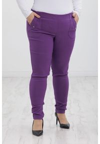 Nasi partnerzy - Klasyczne fioletowe spodnie Nita ze zwężoną nogawką PLUS SIZE XXL. Okazja: do pracy, na co dzień, na spacer. Kolekcja: plus size. Kolor: fioletowy. Materiał: wiskoza, tkanina, poliester, materiał, włókno, elastan. Długość: krótkie. Styl: klasyczny