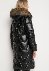 Born2be - Czarno-Brązowa Zimowa Kurtka Pikowana o Długim Kroju z Kapturem z Odpinanym Futrem Lilareen. Okazja: na co dzień. Typ kołnierza: kaptur. Kolor: czarny. Materiał: futro. Długość: długie. Sezon: zima. Styl: casual, elegancki #6