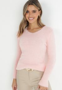 Born2be - Jasnoróżowy Sweter Wełniany Panaris. Typ kołnierza: dekolt w serek. Kolekcja: plus size. Kolor: różowy. Materiał: wełna. Styl: klasyczny #3