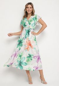 Born2be - Ciemnozielona Sukienka w Kwiaty o Kopertowym Kroju z Wiązanym Paskiem Redanae. Okazja: na co dzień. Kolor: zielony. Wzór: kwiaty. Typ sukienki: kopertowe. Styl: casual, elegancki #1