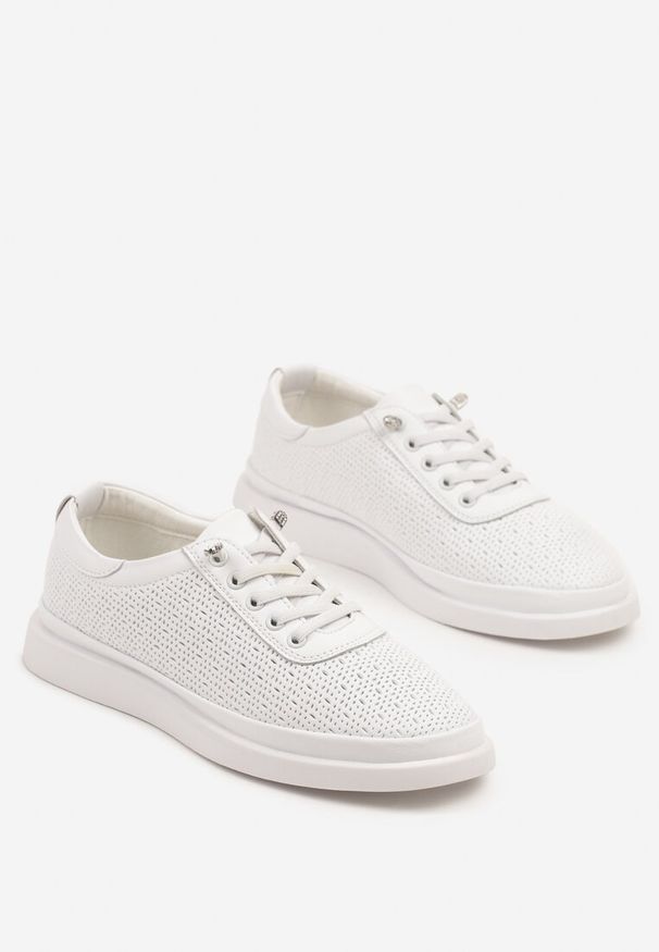 Born2be - Białe Skórzane Sneakersy Ozdobione Aplikacją i Perforacją Taneorisa. Okazja: na co dzień. Kolor: biały. Materiał: skóra. Wzór: aplikacja