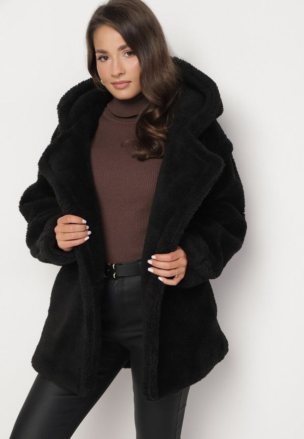 Born2be - Czarna Futrzana Kurtka Teddy z Kapturem Zapinana na Guziki Kejavia. Okazja: na co dzień. Typ kołnierza: kaptur. Kolor: czarny. Materiał: futro. Styl: elegancki, casual