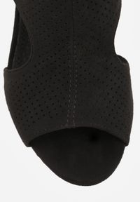 Renee - Czarne Sandały Vices na Słupkowym Obcasie z Ażurową Cholewką i Skórzaną Wkładką Obenea. Nosek buta: otwarty. Zapięcie: pasek. Kolor: czarny. Materiał: skóra. Wzór: ażurowy. Obcas: na obcasie. Styl: elegancki. Wysokość obcasa: średni #4