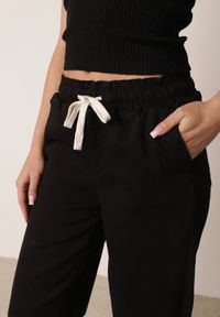 Born2be - Czarne Bawełniane Jeansy o Kroju Mom Fit ze Ściągaczem w Pasie Elrinvia. Okazja: do pracy, na co dzień. Kolor: czarny. Długość: długie. Styl: casual #2