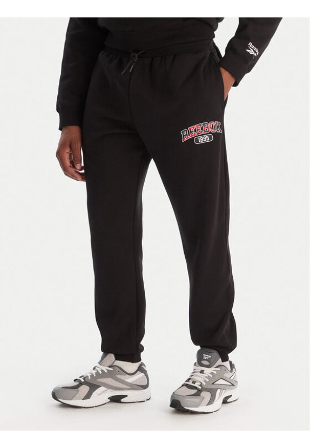 Reebok Spodnie dresowe Walker RK25149CCM Czarny Regular Fit. Kolor: czarny. Materiał: bawełna