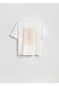 Reserved - T-shirt z haftowaną aplikacją - złamana biel. Materiał: bawełna. Wzór: haft, aplikacja