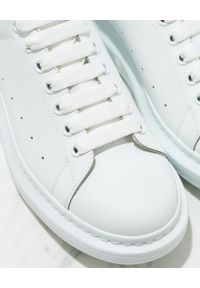 Alexander McQueen - ALEXANDER MCQUEEN - Sneakersy z kryształkami Swarovskiego. Nosek buta: okrągły. Zapięcie: sznurówki. Kolor: biały. Materiał: guma #4
