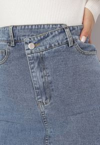 Born2be - Niebieska Jeansowa Spódnica z Wysokim Stanem i Postrzępionym Dołem Hayva. Stan: podwyższony. Kolor: niebieski. Materiał: jeans. Styl: klasyczny #3