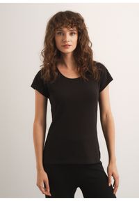 Ochnik - Czarny T-shirt damski basic. Kolor: czarny. Materiał: materiał