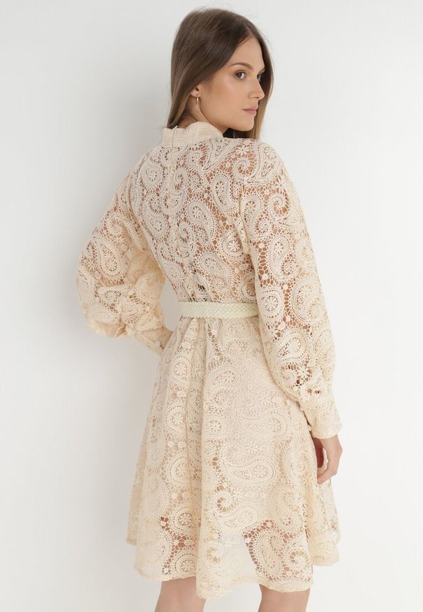 Born2be - Jasnobeżowa Sukienka Rhenitrite. Kolor: beżowy. Materiał: koronka. Wzór: aplikacja. Sezon: lato. Typ sukienki: rozkloszowane. Styl: klasyczny. Długość: mini