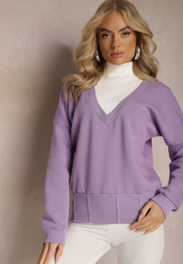 Renee - Jasnofioletowa Bawełniana Bluza z Trójkątnym Dekoltem Hydralia. Typ kołnierza: dekolt w serek. Kolor: fioletowy. Materiał: bawełna. Długość rękawa: długi rękaw. Długość: długie
