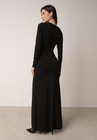 Born2be - Czarna Wieczorowa Sukienka Zdobiona Marszczeniem i Cyrkoniową Aplikacją Thelxienara. Okazja: na wesele, na imprezę, na ślub cywilny. Kolor: czarny. Materiał: materiał. Wzór: aplikacja. Styl: wizytowy #2