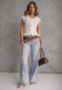 Renee - Biała Bluzka z Wiskozą w Prążki z Falbanami Eunione. Kolor: biały. Materiał: wiskoza. Wzór: prążki #6