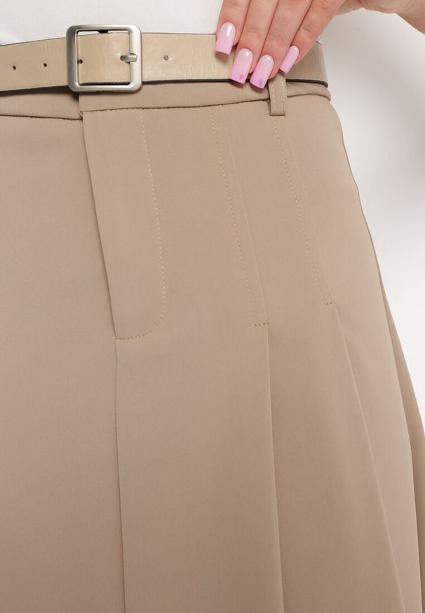 Born2be - Beżowa Spódnica Rozkloszowana Maxi z Paskiem z Klamrą Sawen. Kolor: beżowy. Styl: elegancki