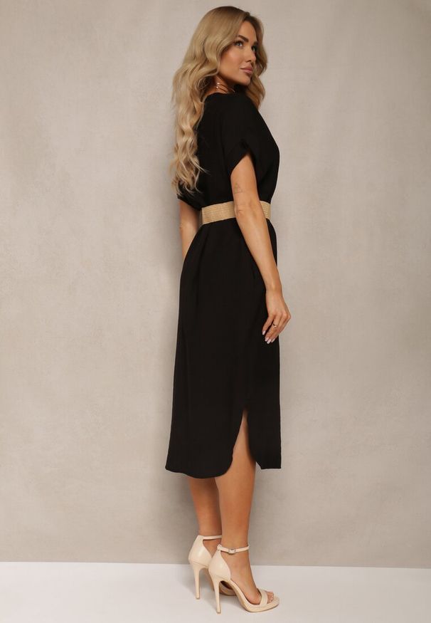 Renee - Czarna Sukienka z Wiskozy z Trójkątnym Dekoltem i Paskiem z Plecionki Diremia. Okazja: na co dzień. Kolekcja: plus size. Kolor: czarny. Materiał: wiskoza. Długość rękawa: krótki rękaw. Typ sukienki: proste, dla puszystych. Styl: casual