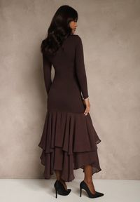 Renee - Brązowa Dopasowana Sukienka z Wiskozą Zdobiona Falbankami u Dołu Setra. Typ kołnierza: kołnierz z falbankami. Kolor: brązowy. Materiał: wiskoza. Długość rękawa: długi rękaw. Wzór: aplikacja. Styl: klasyczny, elegancki #4