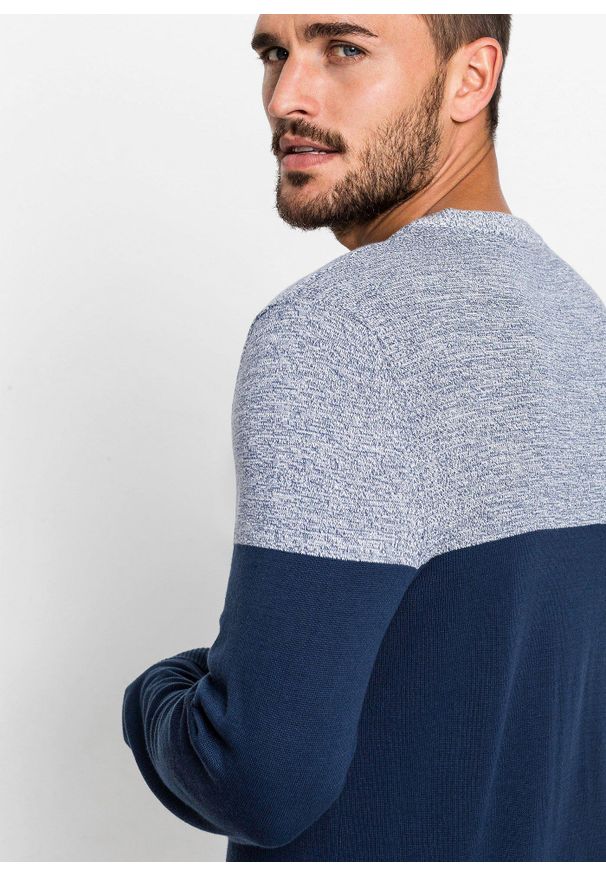 bonprix - Sweter z gładkiej dzianiny we wzór colourblocking, z bawełną. Kolor: niebieski. Materiał: dzianina, bawełna. Wzór: gładki. Styl: sportowy