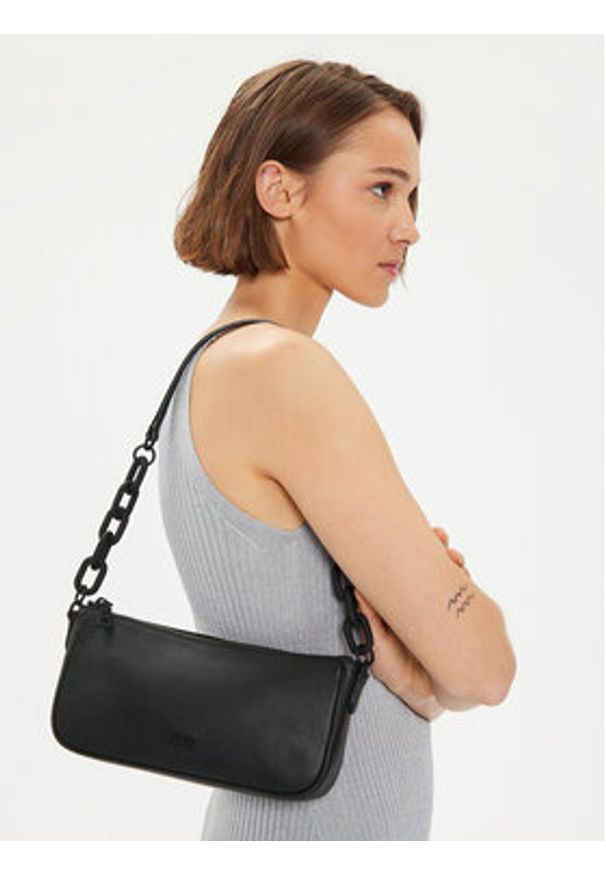 DKNY Torebka Frankie Tz Demi R24HAV88 Czarny. Kolor: czarny. Materiał: skórzane