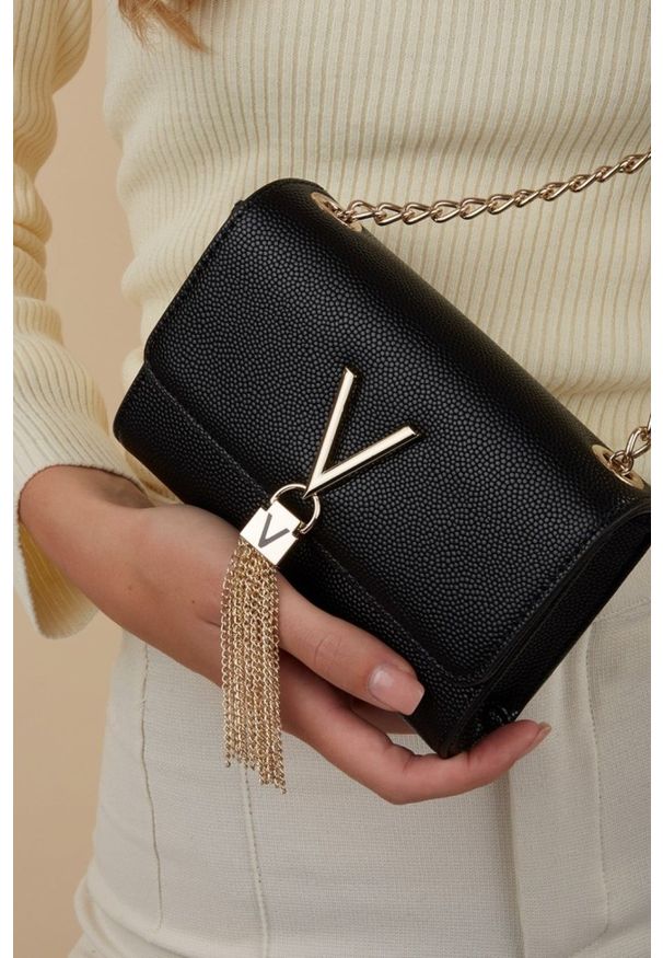 Valentino by Mario Valentino - VALENTINO Czarna kopertówka Divina. Kolor: czarny