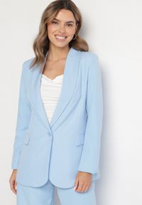 Born2be - Jasnoniebieska Marynarka Ozdobiona Imitacją Kieszeni Sovzedi. Okazja: na spotkanie biznesowe. Kolor: niebieski. Materiał: jeans. Wzór: aplikacja. Styl: elegancki, biznesowy #3