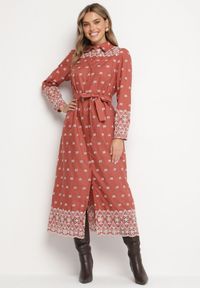 Born2be - Jasnobrązowa Sukienka o Koszulowym Kroju z Wiązanym Paskiem Ozdobiona Haftem Valentirae. Okazja: na co dzień. Kolor: brązowy. Materiał: bawełna. Wzór: aplikacja, haft. Typ sukienki: koszulowe. Styl: casual, klasyczny #1