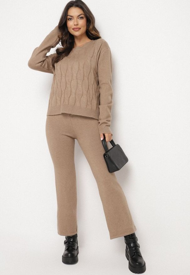 Born2be - Ciemnobeżowy Komplet z Wełną i Bawełną Sweter ze Splotem i Szerokie Spodnie Reinettia. Kolor: beżowy. Materiał: wełna, bawełna. Wzór: ze splotem